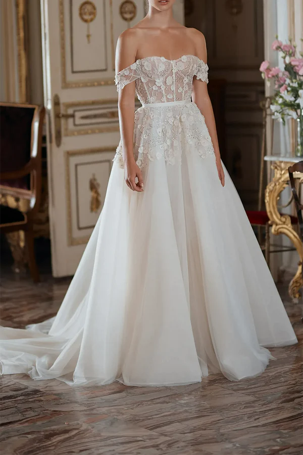 Un abito da sposa in stile country con scollo a cuore e linea dritta abbinato a uno strascico a palazzo